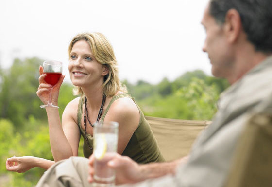 glückliche Frau mit Weinglas
